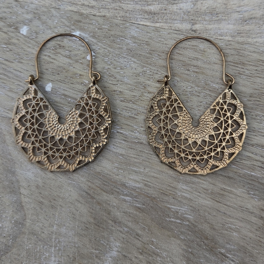 35. Gold Filigree Earrings with Intricate Design - Picture 6 of 7